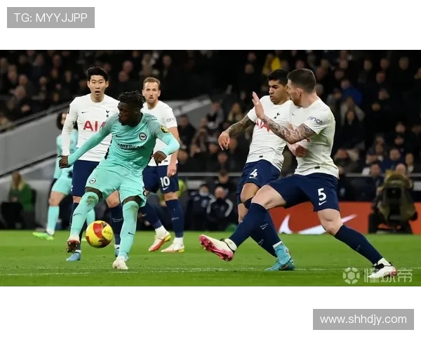 英媒称热刺接触里昂锋将米考塔泽尤文或参与竞争